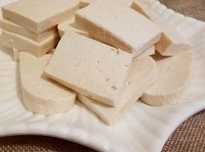 . 豆腐切块，不要太厚就可以，