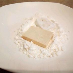 切好的豆腐裹一圈玉米淀粉