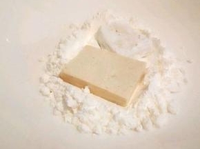 切好的豆腐裹一圈玉米淀粉