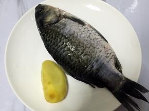 鲫鱼清洗干净，将内脏里面的都去除，里面黑皮也要弄掉，