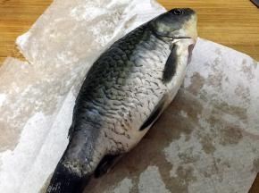 鱼用厨房纸吸去水分