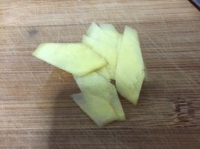 姜削皮洗净，切片