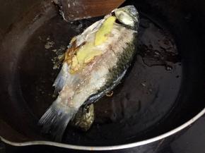 热锅冷油，放入姜片和鲫鱼两面煎一下