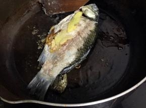 热锅冷油，放入姜片和鲫鱼两面煎一下