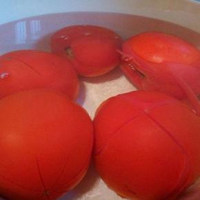 烧一锅水，水开放入番茄（番茄提前切成十
字花刀），看见番茄皮翘起，就可以捞出，