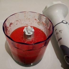  把切块的番茄放入搅拌机打成泥状