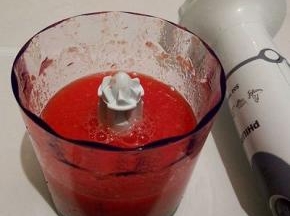  把切块的番茄放入搅拌机打成泥状