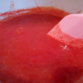  把番茄酱放入锅里，加入白糖，锅开后转小火慢慢熬，中途要不停地搅拌，以免粘锅