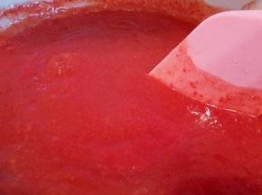  把番茄酱放入锅里，加入白糖，锅开后转小火慢慢熬，中途要不停地搅拌，以免粘锅