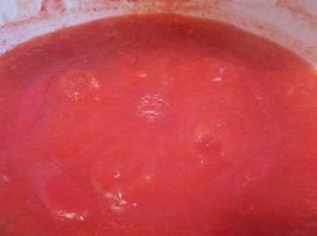 熬到粘稠状的时候，加入白醋，继续搅拌2分钟就可以了，