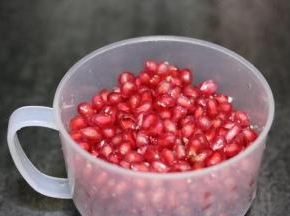 将石榴拨开取出石榴子