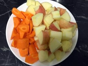 苹果去核切块，胡萝卜切块