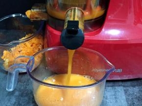 放入原汁机榨汁