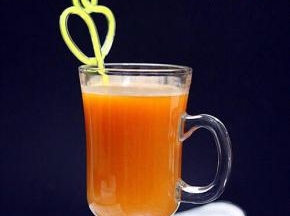 一杯原汁原味的胡萝卜苹果汁就榨好了，操作简单，味道是非常棒的，家里孩子不爱吃水果，就给他榨杯果汁吧！