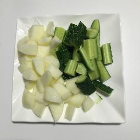 黄瓜切块状，梨去皮去核切块