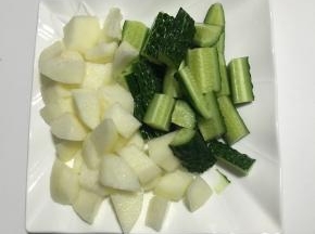 黄瓜切块状，梨去皮去核切块