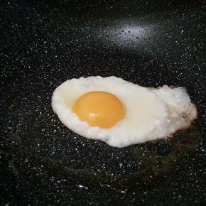 不粘锅里加一点点的油，打入一个鸡蛋，