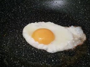 不粘锅里加一点点的油，打入一个鸡蛋，