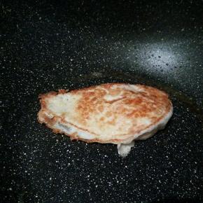 煎成两面金黄就可以了，（新买的锅，真的很不错，一点都不粘，受热快，赞）