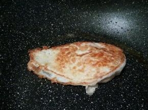 煎成两面金黄就可以了，（新买的锅，真的很不错，一点都不粘，受热快，赞）