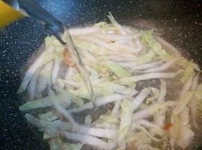  煎好鸡蛋，可以再加一点点油，直接炒白菜，翻炒片刻，加入开水，可以没过榨面就可以，