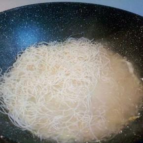 水开加入榨面，