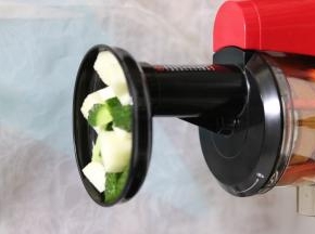 放入原汁机，启动开关开始榨汁