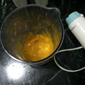 果去皮去核，用料理机打成芒果泥