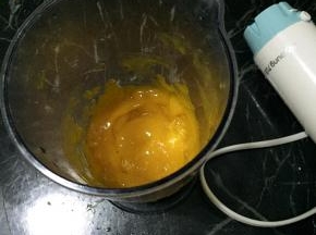 果去皮去核，用料理机打成芒果泥