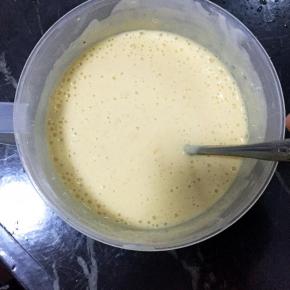 把酸奶，芒果泥加糖混合均匀