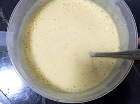 把酸奶，芒果泥加糖混合均匀