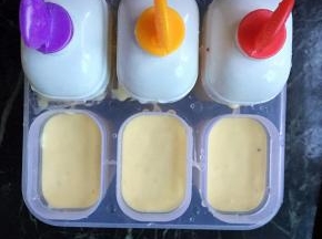 倒入模具里装8分满，放入冰箱冷冻一夜