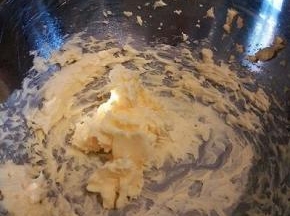  黄油用电动打蛋器慢速打发，