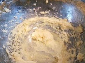 黄油颜色变浅，体积膨大时，加入色拉油；