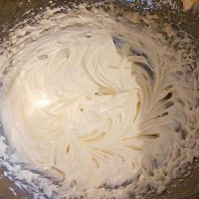 中速搅打，待油充分与黄油混合好后，加入清水，搅拌成乳状就可以，