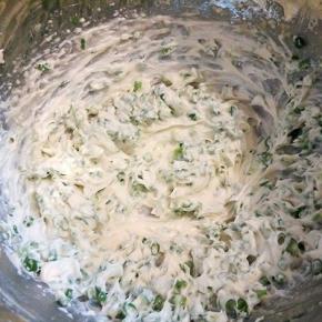  加入葱花，搅拌均匀，