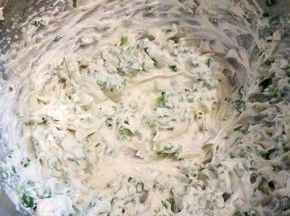  加入葱花，搅拌均匀，