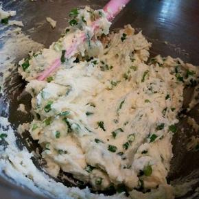 筛入低筋面粉，搅拌刀搅拌均匀就可以，