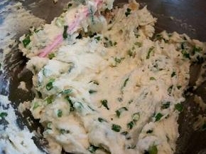 筛入低筋面粉，搅拌刀搅拌均匀就可以，