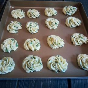 装入裱花袋，用的是8瓣花瓣的裱花嘴， 挤入不粘烤盘，