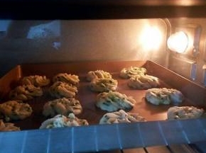 烤箱180度预热，中层，上下火180度烤25分钟就可以了，