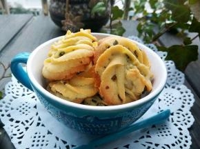 酥酥的，还有葱香味，口感不错！