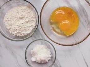 将材料备齐，全部鸡蛋放在一起