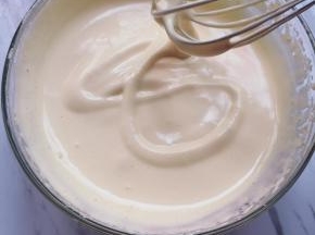 打发成颜色发白，体积膨大的浓稠状态，液体滴落时不会立刻消失。