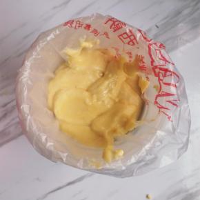 取一裱花袋，套在一个开口大的杯子上，倒入面糊，然后用剪刀在裱花袋口剪个圆口。