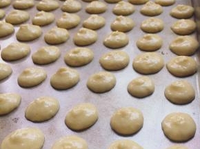 烤盘垫油纸，不沾烤盘也垫，将面糊挤在烤盘上，成大约2cm的圆烤盘，放入预热好的烤箱，实测温度170度，15分钟左右