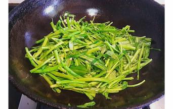 先倒入菜茎翻炒会儿