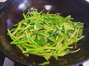先倒入菜茎翻炒会儿
