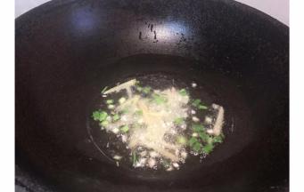 锅内倒入适量菜籽油，爆香葱花和姜丝