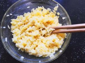加入米饭搅拌均匀